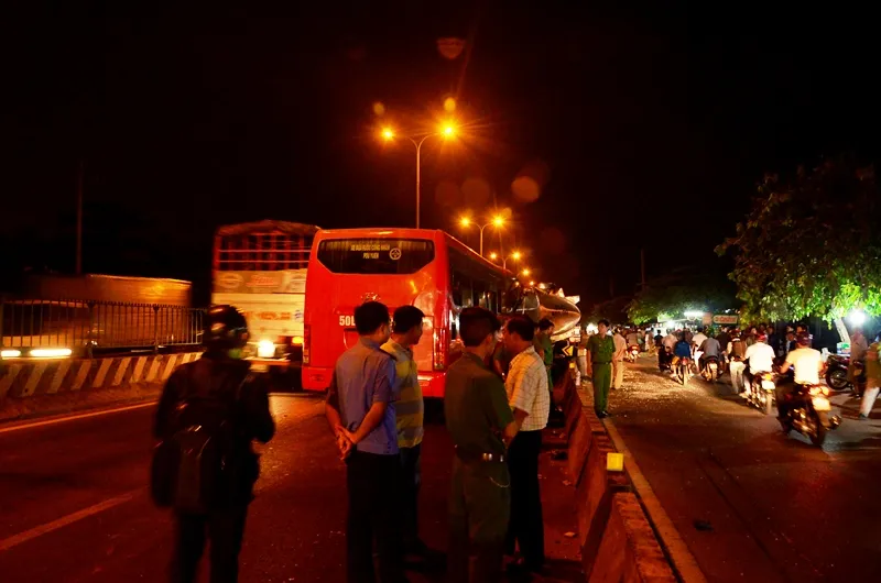 Xe chở công nhân Pou Yuen tông xe bồn, 11 người thương vong ảnh 4 Xe chở công nhân Pou Yuen tông xe bồn, 11 người thương vong ảnh 4